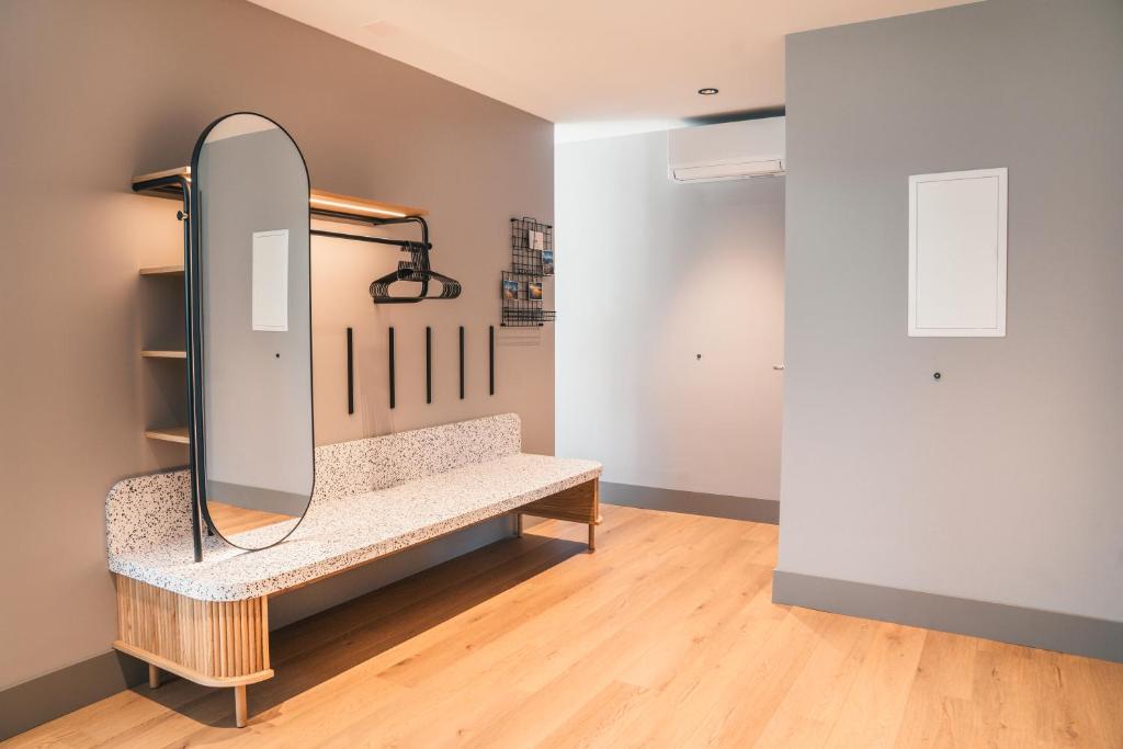 HOP Bliss Suite Eingangsbereich Garderobe Spiegel Interlaken