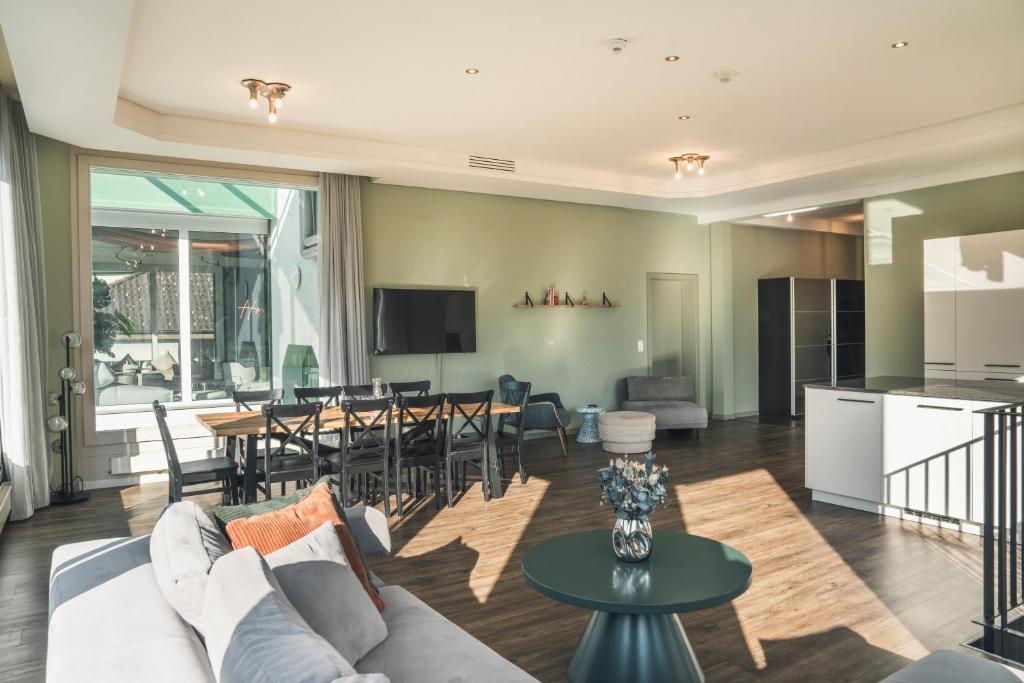 HOP Flow Suite E20 Wohnzimmer Esstisch Kueche Interlaken