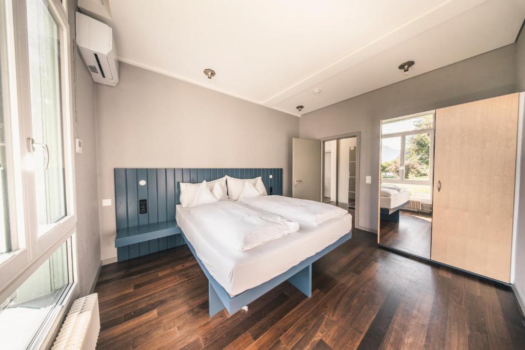 HOP Flow Suite Family Hauptschlafzimmer Doppelbett Interlaken