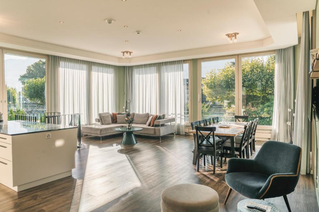 HOP Flow Suite Family Offenes Wohnzimmer Panoramafenster Interlaken