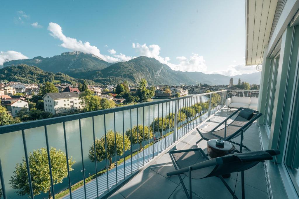 HOP Loft Suite 570 Balkon Aare Schweizer Alpen Interlaken