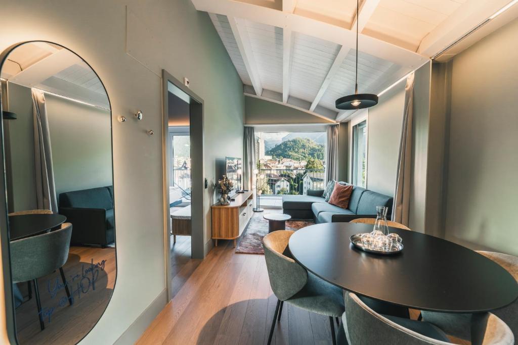 HOP Loft Suite 570 Wohnzimmer und Essbereich Interlaken