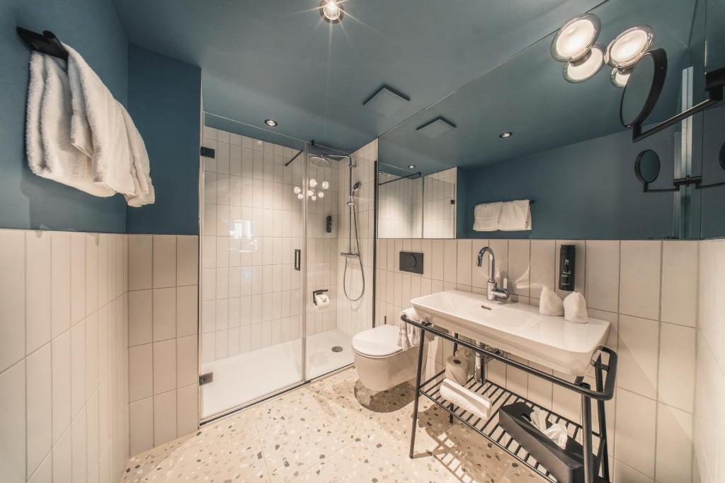 HOP Loft Suite 570 Zweites Badezimmer Dusche Interlaken