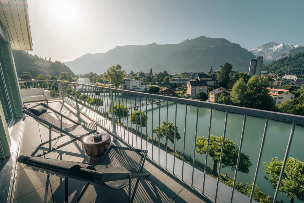 HOP Loft Suite 580 Terrasse Sonnenuntergang Aare Interlaken