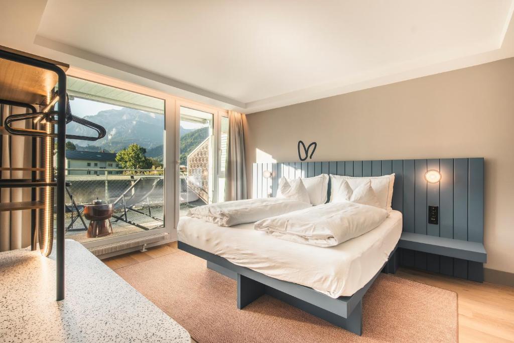 HOP Luxe 150 Hauptschlafzimmer Doppelbett Bergblick Interlaken