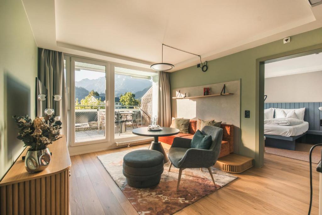 HOP Luxe 150 Uebersicht Wohnzimmer Balkon Bergblick Interlaken
