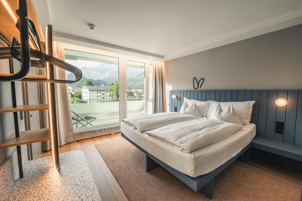 HOP Luxe 250 Uebersicht Hauptschlafzimmer Bergblick Interlaken