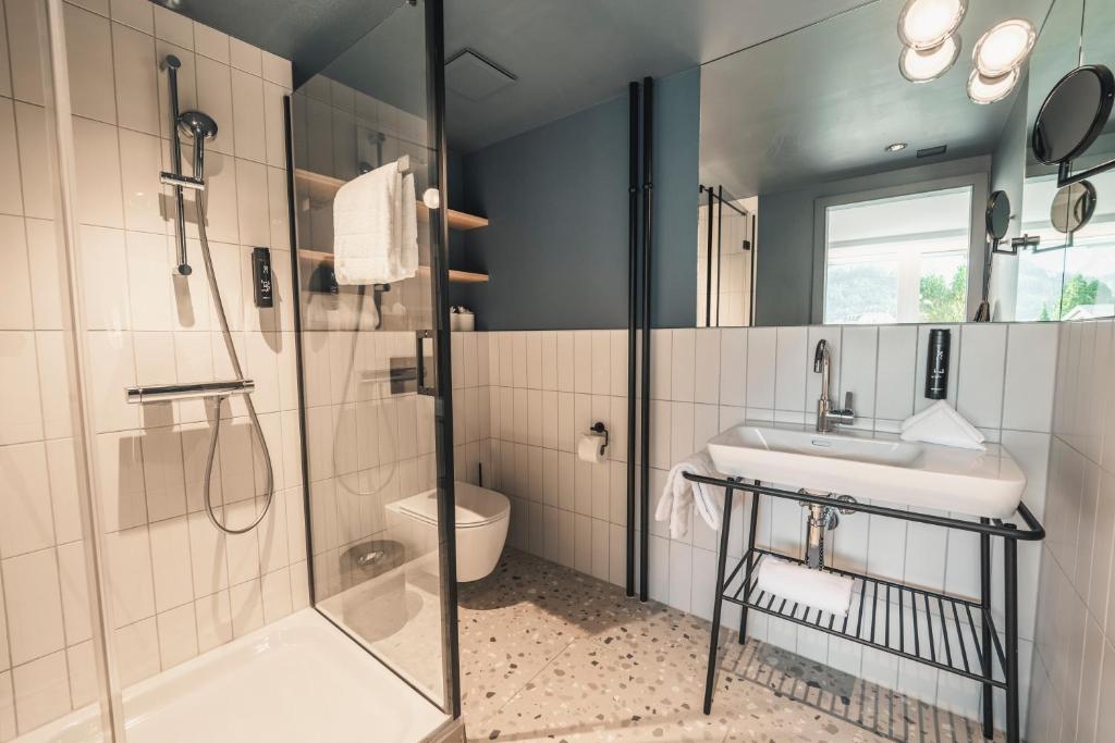 HOP Luxe 250 Zweites Badezimmer Dusche Waschbecken Interlaken