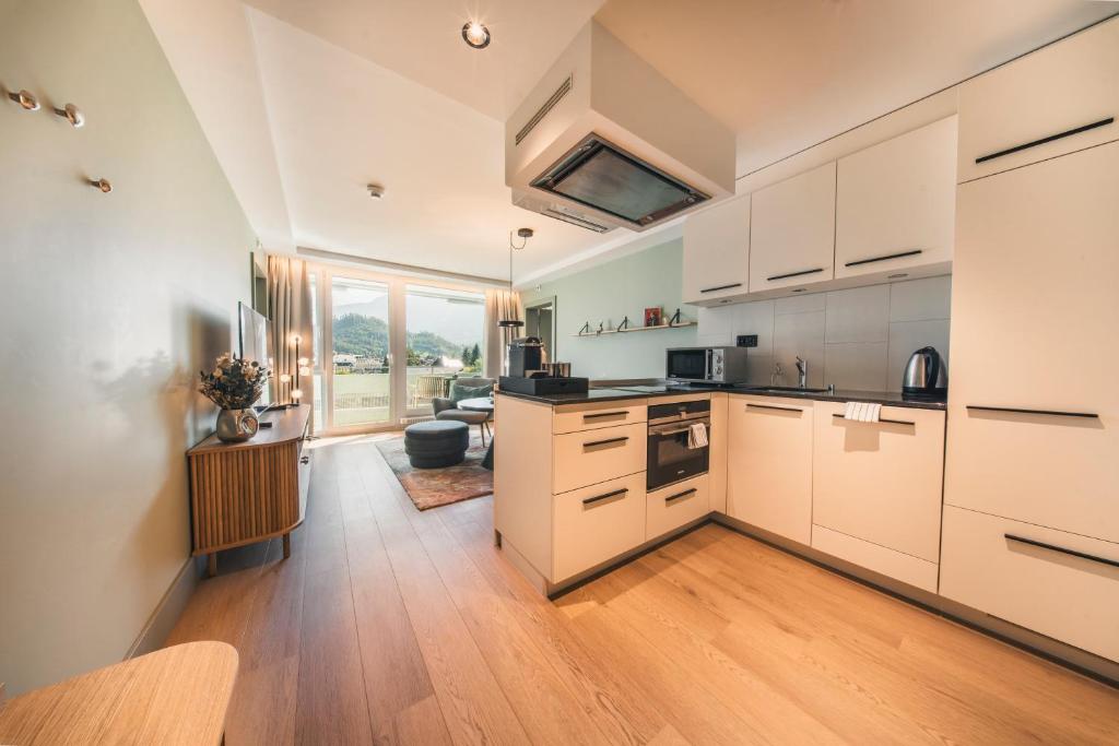 HOP Luxe 450 Voll ausgestattete Kueche Bergblick Interlaken