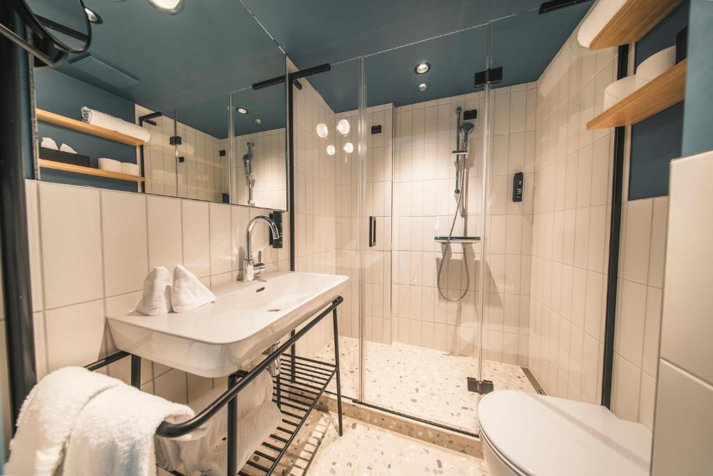 HOP Mate 140 Badezimmer Dusche WC Interlaken