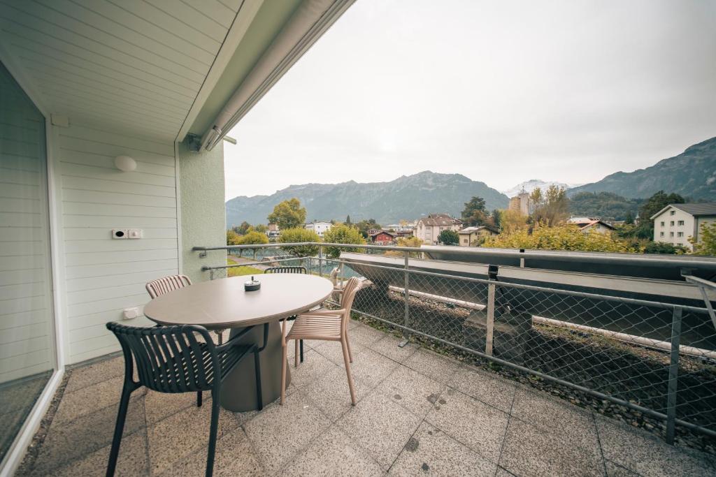 HOP Mate 160 Terrasse Bergpanorama Interlaken