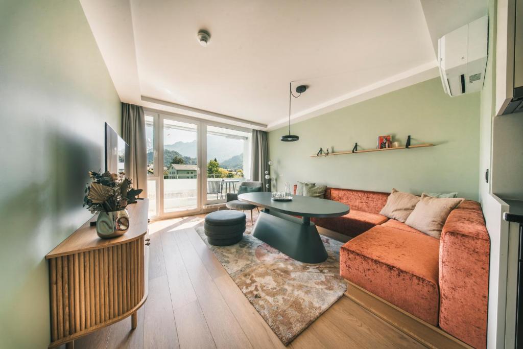 HOP Mate 240 Wohnzimmer Balkon Bergblick Interlaken