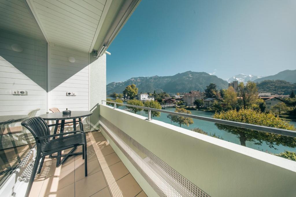HOP Mate 260 Balkon Aare Fluss Bergblick Interlaken