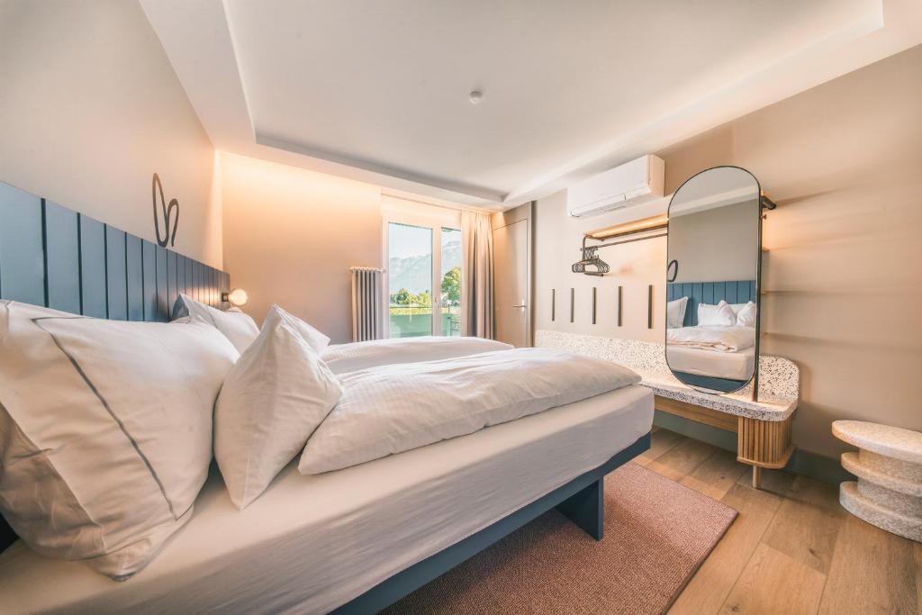 HOP Mate 260 Schlafzimmer Garderobe Spiegel Interlaken