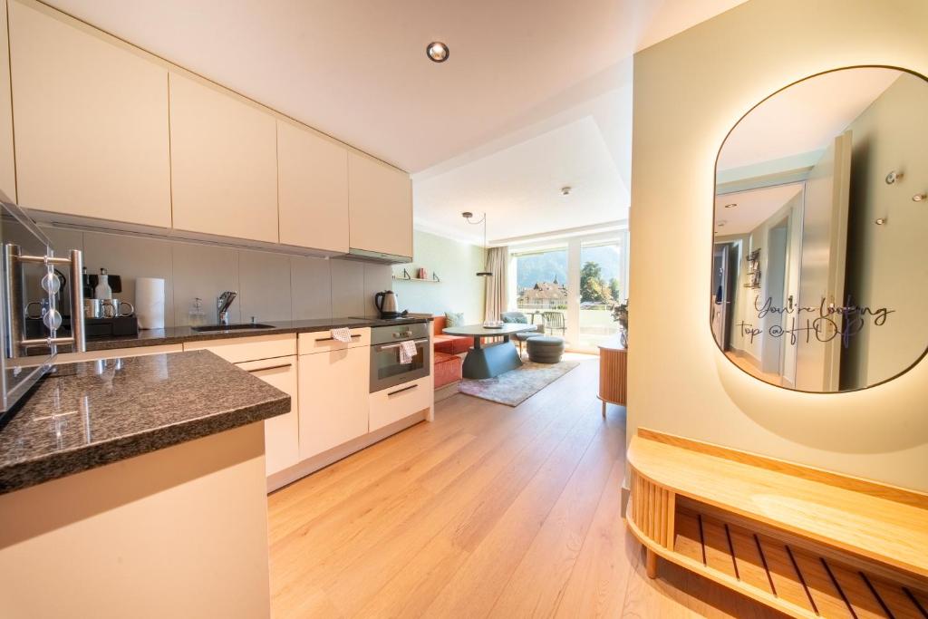 HOP Mate 260 Kueche Eingang HOP Spiegel Interlaken