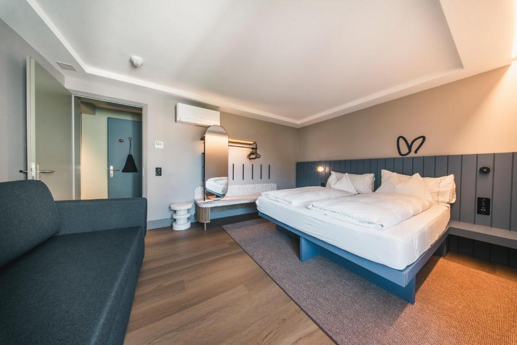 HOP Mate 260 Hauptschlafzimmer Sofa Doppelbett Interlaken