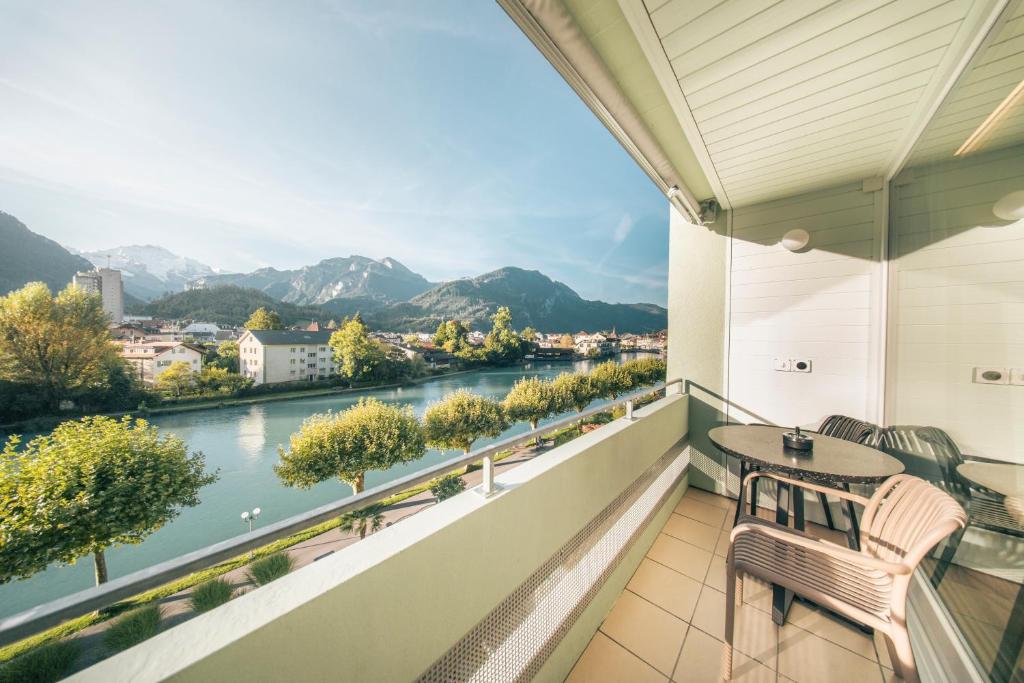 HOP Mate 340 Uebersicht Balkon Aare Panorama Interlaken