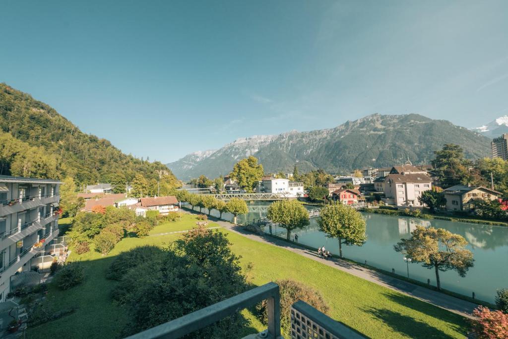 HOP Mate 360 Balkon Aare Bergblick Interlaken