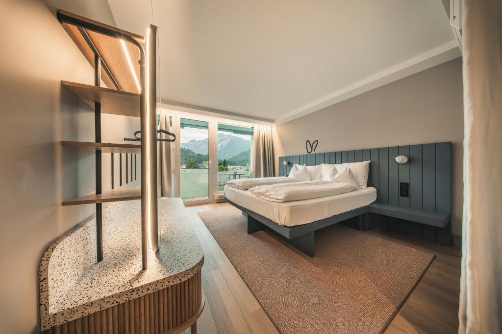 HOP Mate 440 Uebersicht Schlafzimmer Bergblick Interlaken