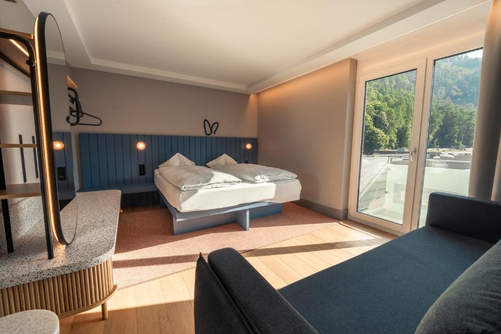 HOP Mate 460 Hauptschlafzimmer Sofa Balkon Interlaken