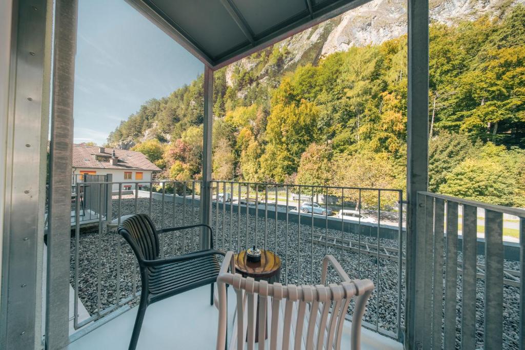 HOP Pure Studio 130 Balkon Bergfelsen Waldblick Interlaken