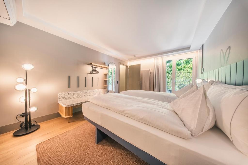 HOP Pure Studio 130 Schlafzimmer Doppelbett Balkon Interlaken