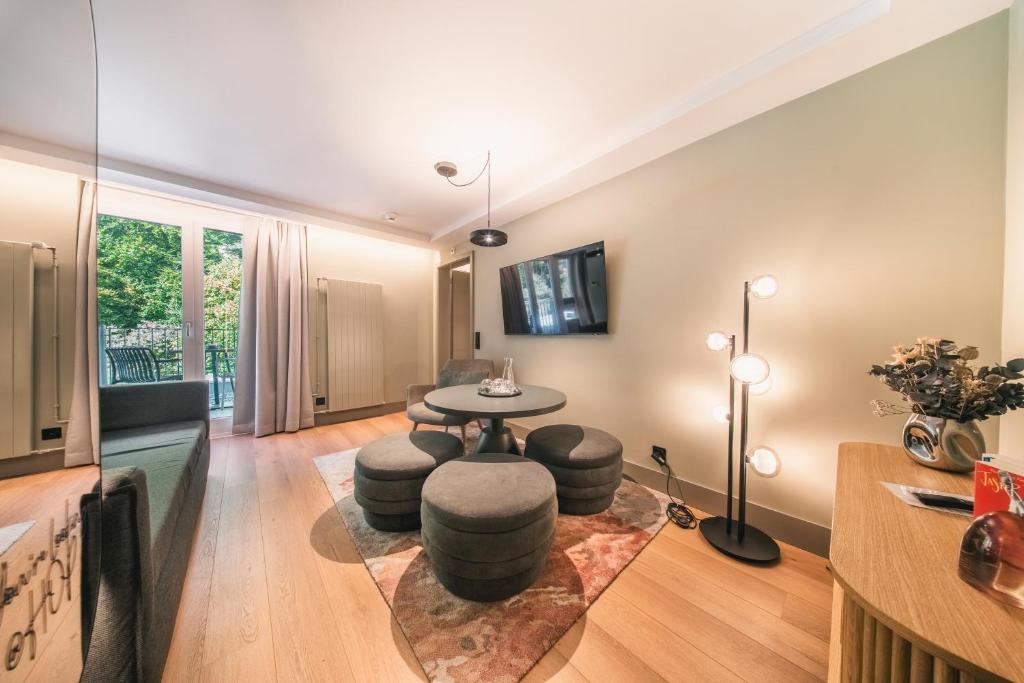 HOP Pure Studio 130 Wohnzimmer Esstisch Balkon Interlaken