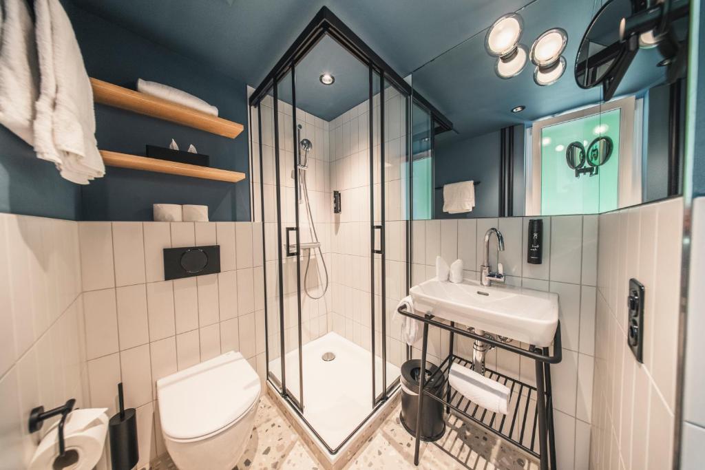 HOP Pure Studio 330 Badezimmer Dusche WC Design Interlaken
