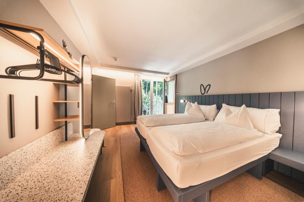 HOP Pure Studio 330 Schlafzimmer Doppelbett Balkon Interlaken