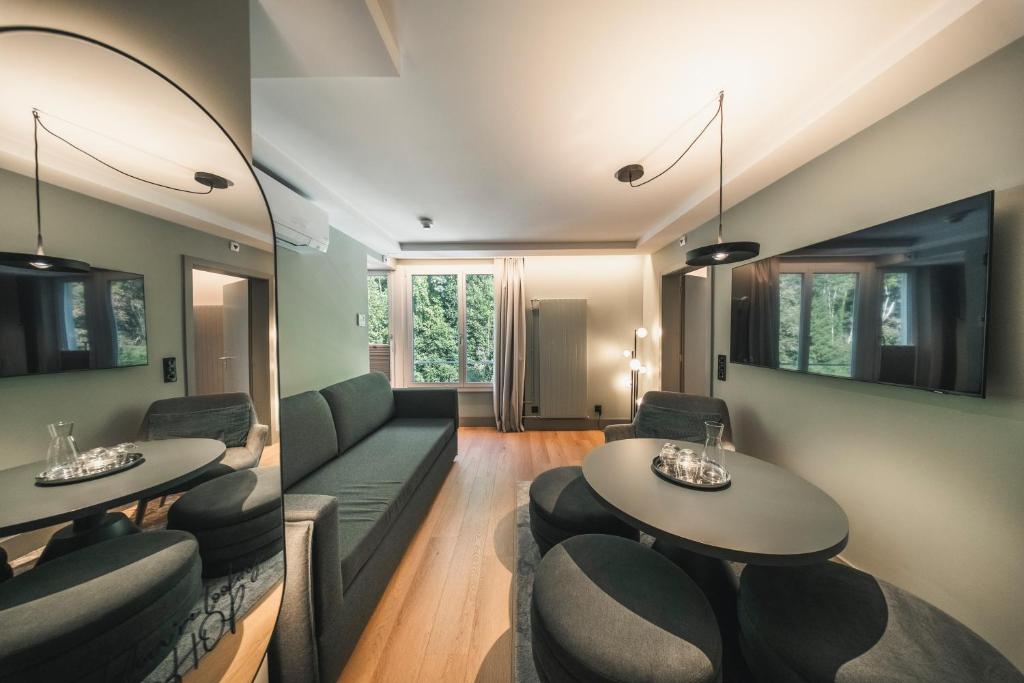 HOP Pure Studio 330 Wohnzimmer Sofa Spiegel TV Interlaken